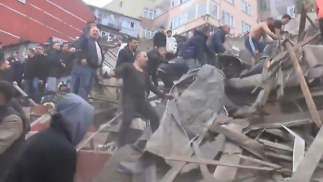 İstanbul Fatih'te 2 bina çöktü: Enkaz altından 7 kişi çıkarıldı