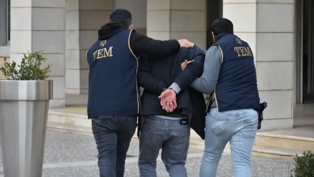 İzmir merkezli FETÖ operasyonunda 31 kişi gözaltına alındı