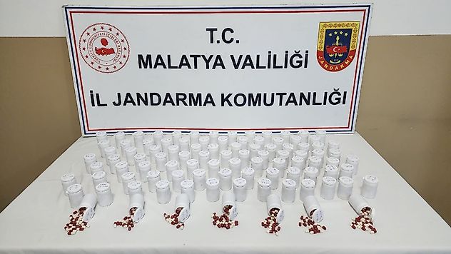 Jandarmadan Sentetik Ecza Operasyonu: 5 Bin 561 Hap Yakalandı