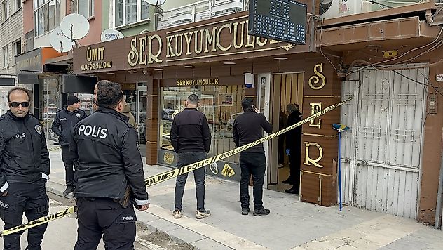 Kadın Kuyumcuya Silahlı Tehdit! Esnaf ve Polis Peşini Bırakmadı