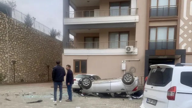 Kadın Sürücünün Aracı Kontrolden Çıktı: Yüksekten Düşen Otomobil Ters Döndü