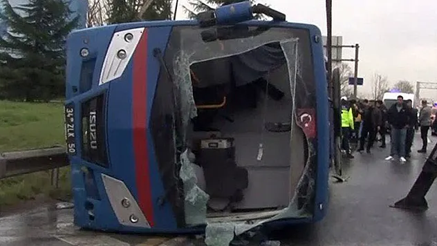 Kağıthane'de cezaevi nakil aracı devrildi: 19 yaralı