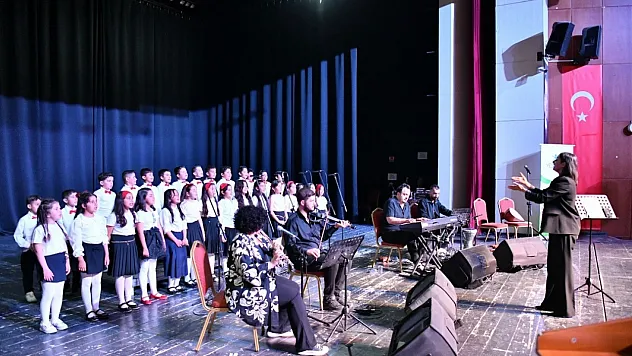 'Kalbimin En Güzel Şiiri: Annem' Yarışmasında Duygu Dolu Gece