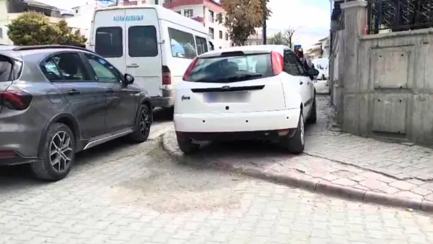 Kaldırım parkları yayaları çileden çıkarıyor