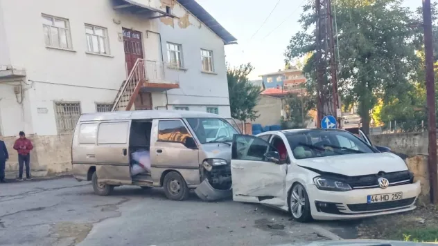 Kapalı Kasa Araç Otomobile Çarptı, Facia Kıl Payı Atlatıldı