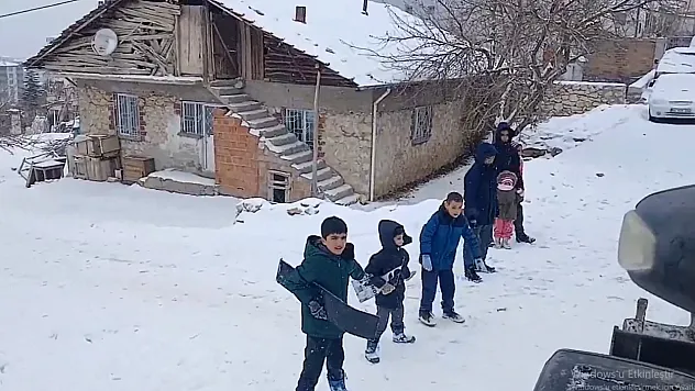 Kar Keyfi İçin Sokak Kapandı: İş Makinesine Çocuk Engeli
