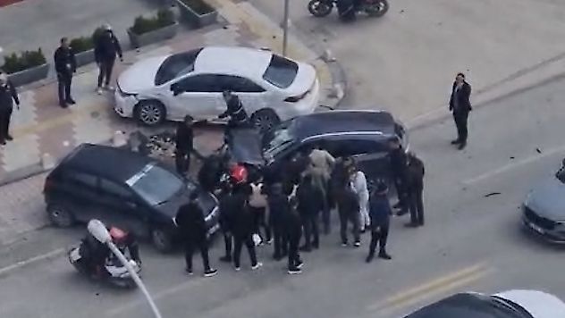 Karakavak'ta Otomobil Park Halindeki Araçlara Çarptı: Kadın Sürücü Yaralandı