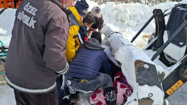 Karda mahsur kalan araç ve vatandaşlar kurtarıldı