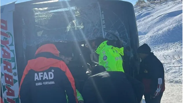 Kars'ta Yolcu Otobüsü Kazası: 17 Kişi Yaralandı