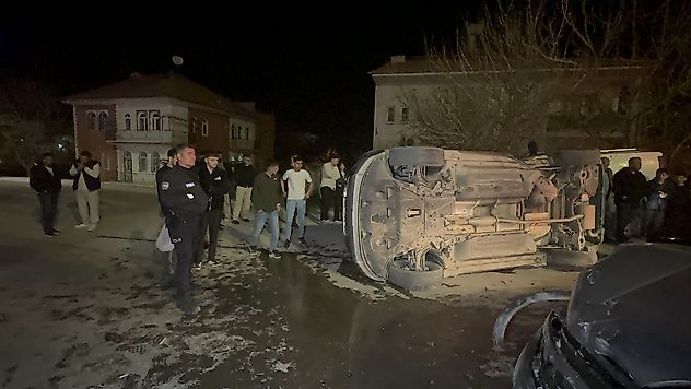 Kavşakta Can Pazarı: Kafa Kafaya Çarpışan Araçlardan Biri Devrildi!