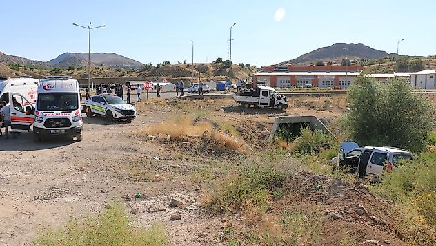 Kavşakta Korkutan Çarpışma: 3 Kişi Hastaneye Kaldırıldı