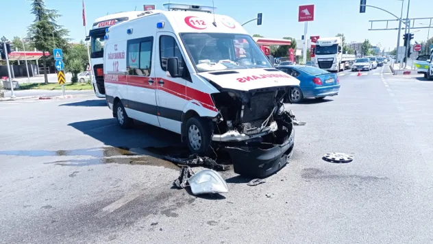 Kaza ihbarına giden ambulans kaza yaptı