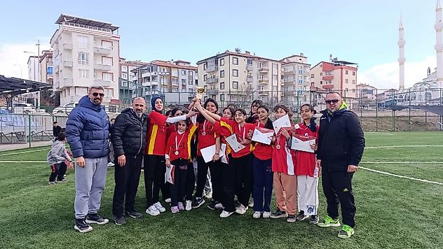 Kız Öğrenciler Hokeyde Sahne Aldı
