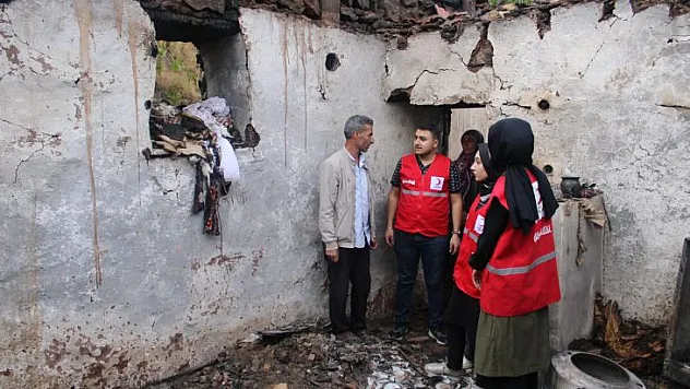 Kızılay Ekipleri Evi Yanan Aileyi Yalnız Bırakmadı