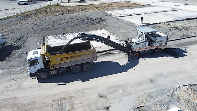 Konteyner kentten çıkan asfalt, kırsal yollara seriliyor
