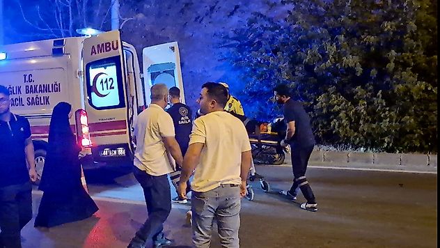 Kontrolden Çıkan Araç Orta Refüje Savruldu: 2 Kişi Yaralandı