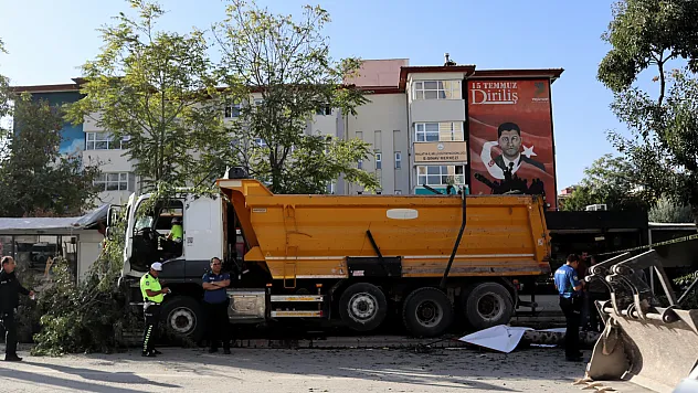 Kontrolden Çıkan Kamyon Konteyner İşyerlerine Girdi: Sürücü Yaralı