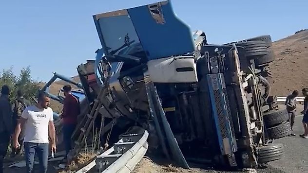Kubbe Dağı'nda Kamyon Devrildi: 2 Kişi Yaralandı