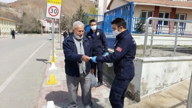 Kuluncak Belediyesi Esnaflara Ve Vatandaşlara Ücretsiz Maske Ve Eldiven Dağıtımı Yaptı