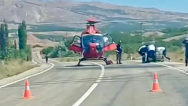 Kuluncak'ta helikopter ambulans hasta almak için karayoluna indi