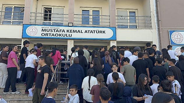 LGS Maratonu Başladı: 10 Bin 109 Öğrenci Ter Döküyor