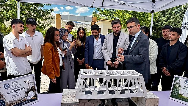 Maket Köprü Yarışmasında Öğrenciler Yeteneklerini Sergiledi