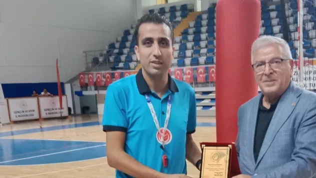 Malatya Amatör Spor Kulüpleri'nden Furkan Salduz'a Anlamlı Plaket