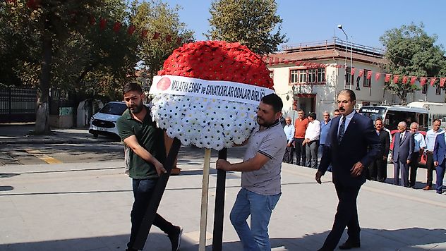 Malatya'da Ahilik Haftası için Atatürk Anıtı'na çelenk sunuldu