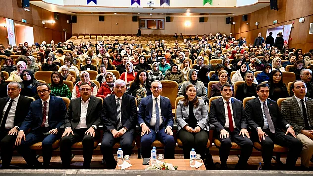 Malatya'da Aile ve Bağımlılıkla Mücadele Konferansı: En İyi Narkotik Polisi Anne