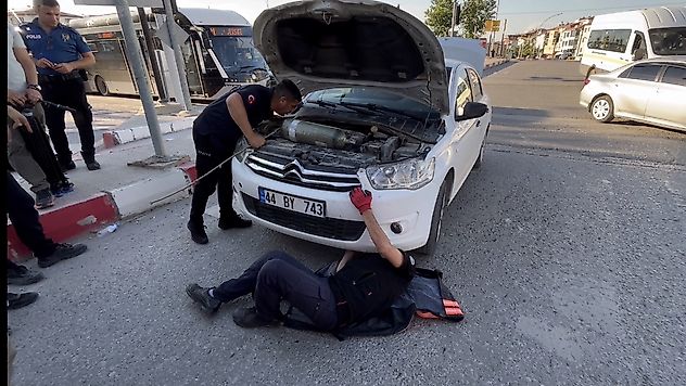Malatya'da Araçta Sıkışan Yavru Kedi 1 Saatlik Operasyonla Kurtarıldı