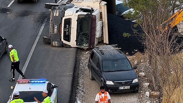 Malatya'da Asfalt Yüklü Kamyon Devrildi: 1 Ağır Yaralı