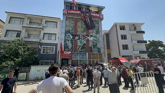 Malatya'da CHP Binasında Çilingirli Gece Baskını: Tansiyon Yükseldi
