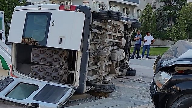 Malatya'da Feci Kaza: Minibüs Devrildi, 4 Kişi Yaralandı