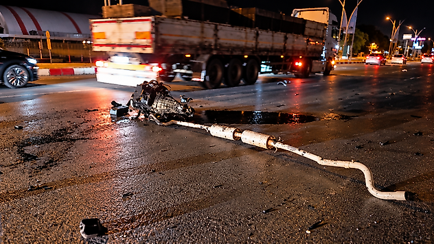 Malatya'da Feci Kaza! Transit Minibüs Ağaca Saplandı