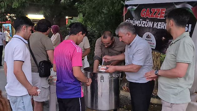 Malatya'da 'Gazze Günümüzün Kerbelası' Mesajıyla Aşure Dağıtıldı