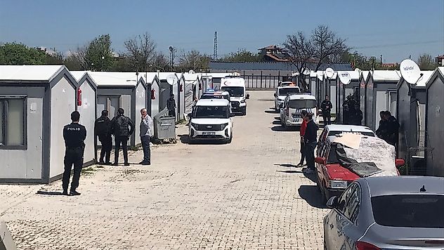 Malatya'da Gergin Anlar: Konteyneri Kilitleyen Genç Polis Tarafından Teslim Alındı