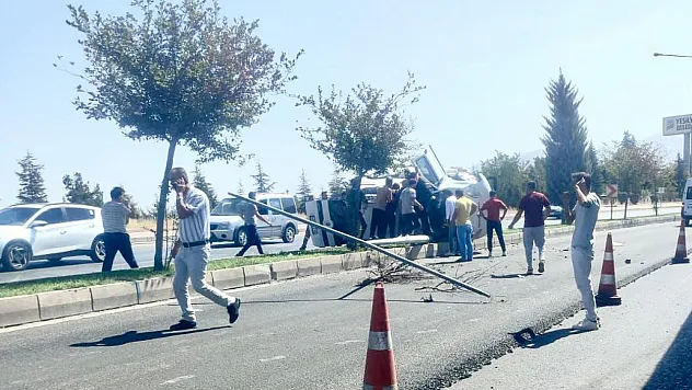 Malatya'da Hafif Ticari Araç Devrildi: 1 Yaralı