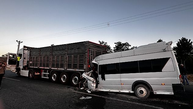 Malatya'da İşçi Minibüsü Tıra Çarptı: 18 Yaralı