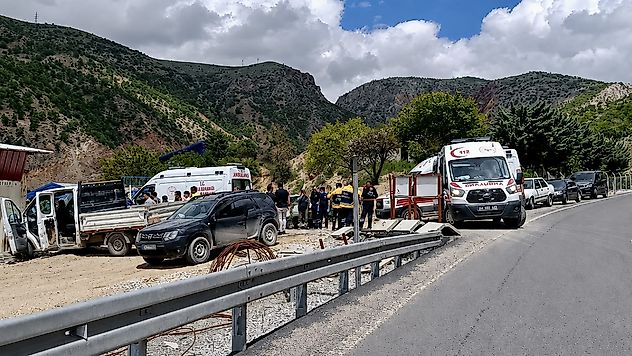 Malatya'da Kamyonet Şantiyeye Girdi: 3 Yaralı