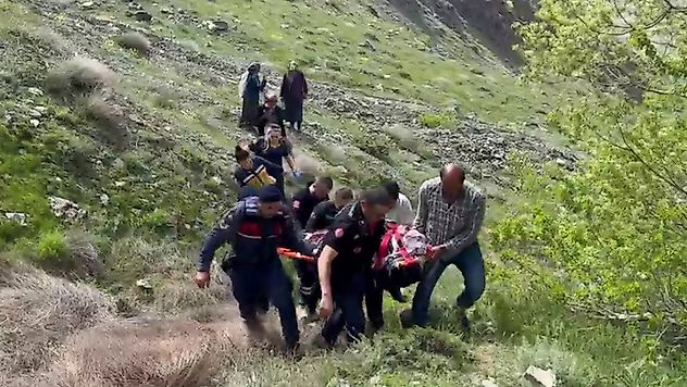 Malatya'da kayalıklardan düşerek mahsur kalan yaşlı kadın kurtarıldı