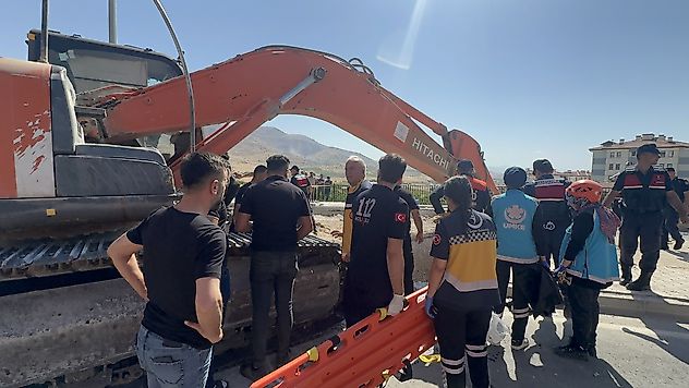 Malatya'da Korkutan Göçük: Bir İşçi Kurtarıldı, Diğerini Arama Çalışmaları Devam Ediyor
