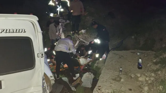 Malatya'da minibüs şarampole yuvarlandı: 2'si ağır 8 yaralı