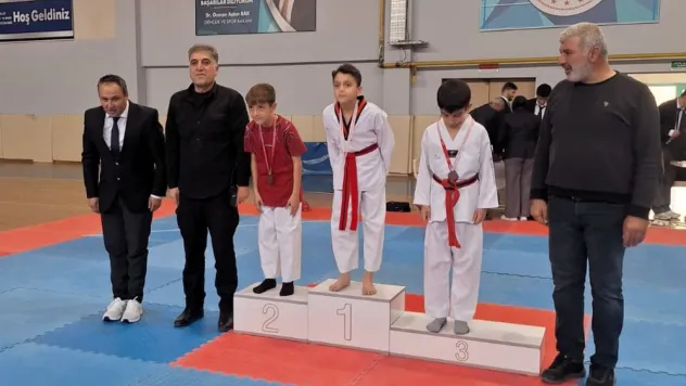 Malatya'da Minik Sporcular Cumhuriyet Bayramı'nı Madalya Sevinciyle Kutladı