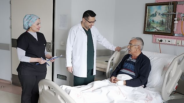 Malatya'da Modern Cerrahi Başarısı: Kanserli Bağırsak Tümörü Kapalı Yöntemle Alındı