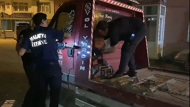 Malatya'da Nefes Kesen Kurtarma: Kedi Sıkıştığı Yerden Sağ Çıkarıldı