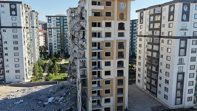 Malatya'da Orta Hasarlı Binanın Yıkımı Askıya Alındı