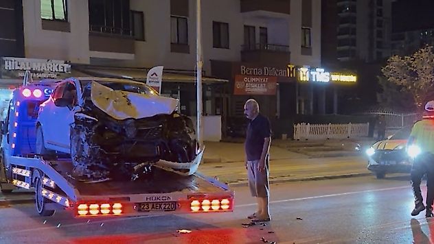 Malatya'da Pikap ile Otomobil Çarpıştı: 3 Yaralı