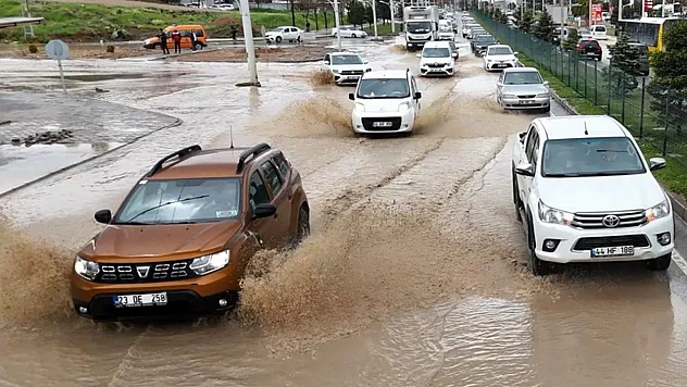 Malatya'da sağanak yağış nedeniyle caddeler su birikintileri ile doldu