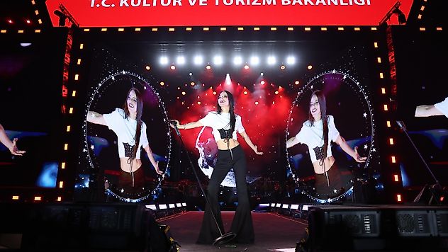 Malatya'da Simge Rüzgârı: Binlerce Kişi Şarkılara Eşlik Etti
