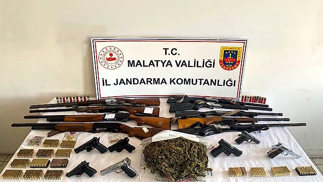 Malatya'da Suçla Mücadelede Kararlılık: Yüzlerce Mermi ve 19 Silah Ele Geçirildi